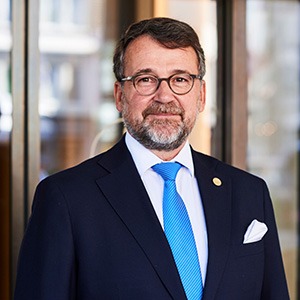 Headshot of Jörg Arnold