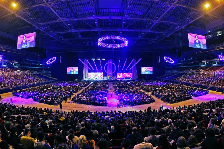 full crowd at venue in The Dome at America's Center