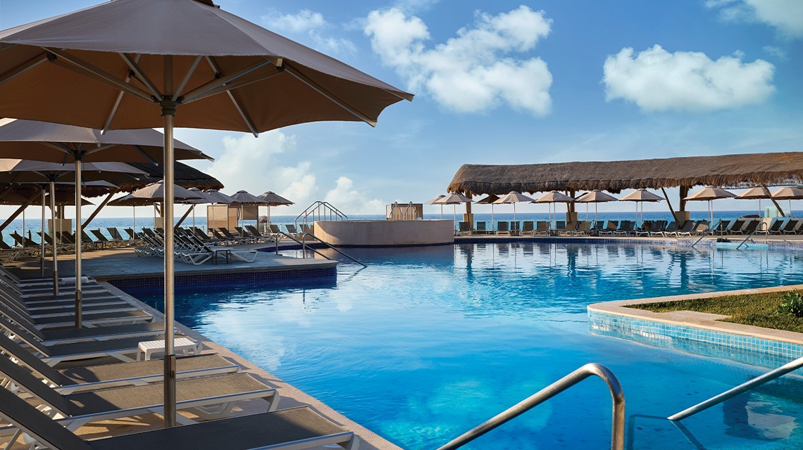 Outdoor pool at Marriott Cancun